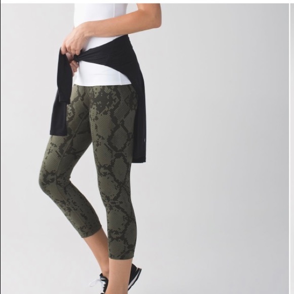 Lululemon Wunder Under Crop III, Ziggy Snake, 6 - Picture 1 of 5